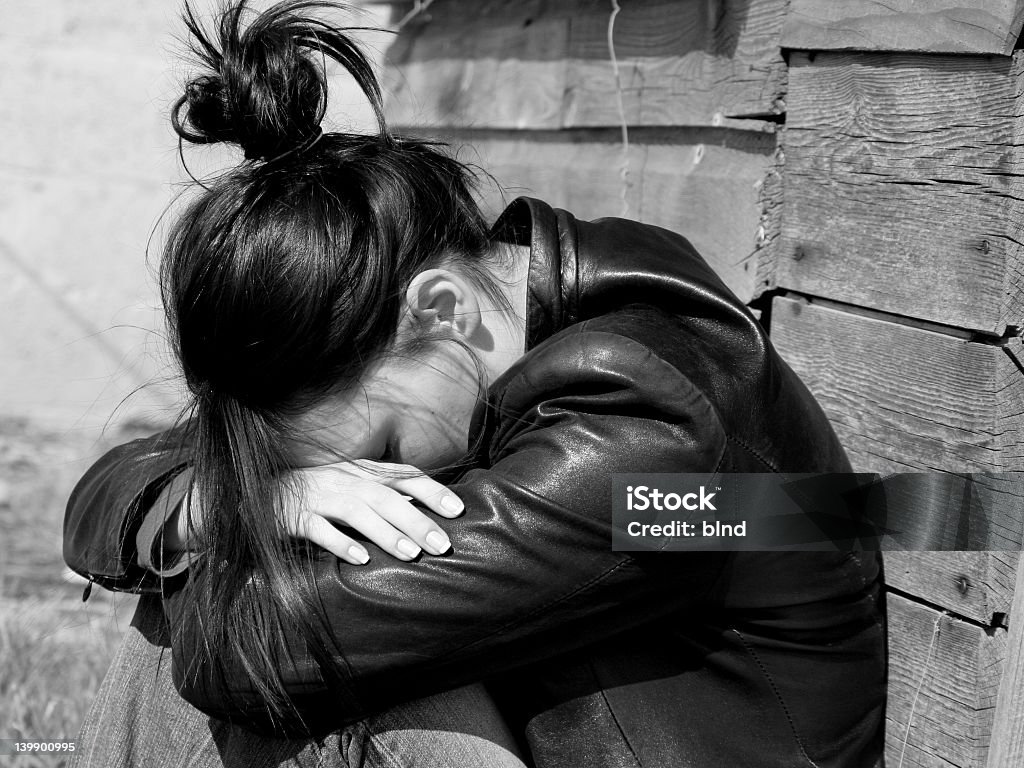 Hình Ảnh Đen Trắng Của Người Phụ Nữ Cúi Xuống Trong Tuyệt Vọng ...