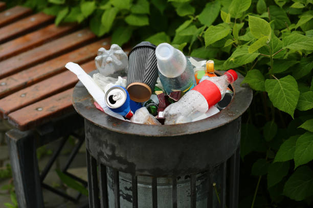 ゴミ箱のゴミ容器のフル - garbage can garbage overflowing full ストックフォトと画像