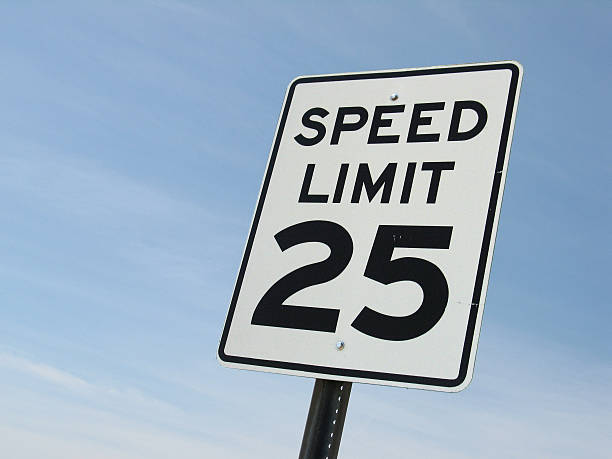 speed limit 25 - geschwindigkeitsbegrenzung stock-fotos und bilder