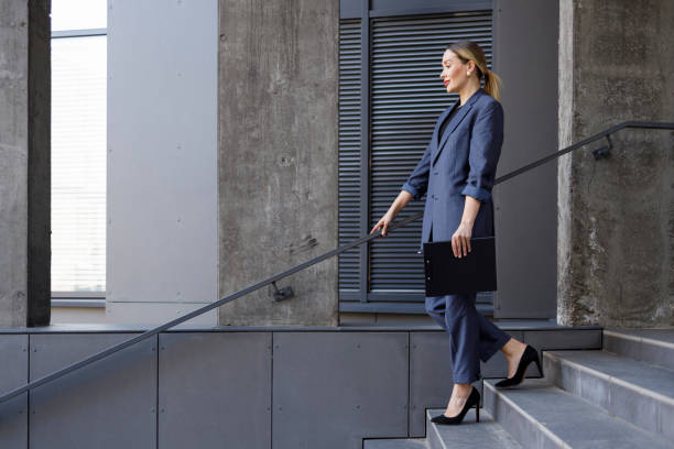 야외에서 계단을 걸어 내려가는 비즈니스 여성 - railing beautiful human leg people 뉴스 사진 이미지