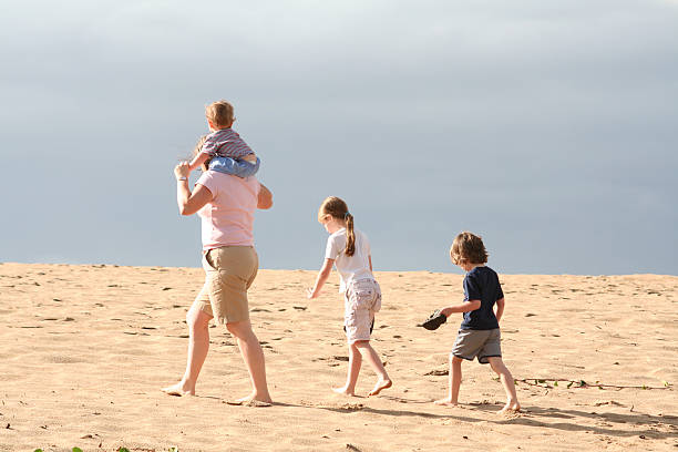 familia en la playa. - sand footprint track following fotografías e imágenes de stock