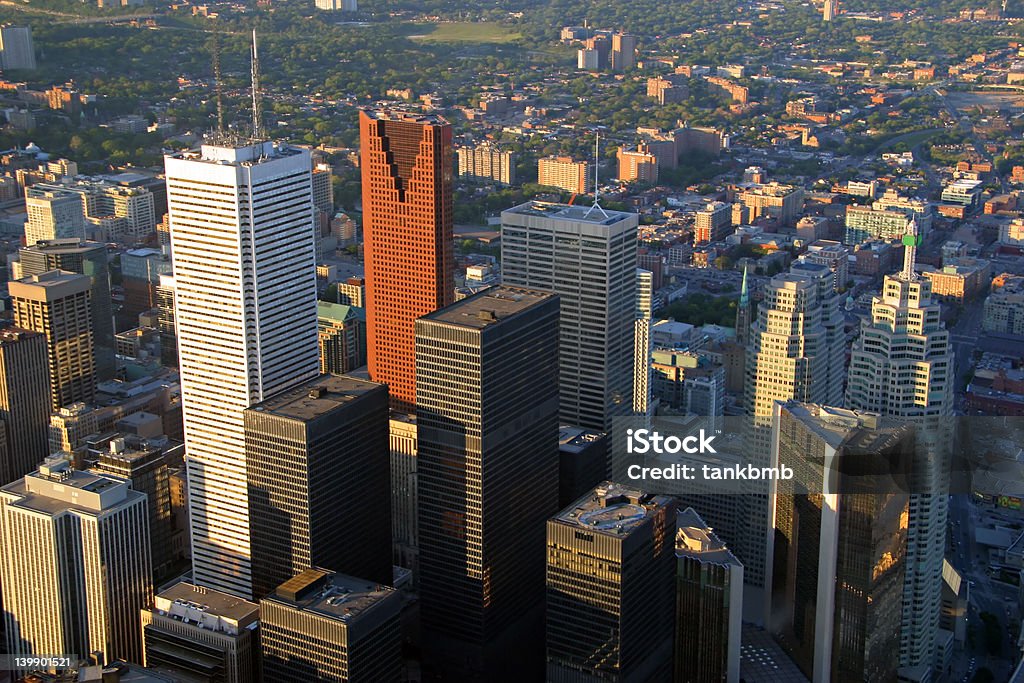 El centro de la ciudad en puesta de sol - Foto de stock de Bay Street libre de derechos