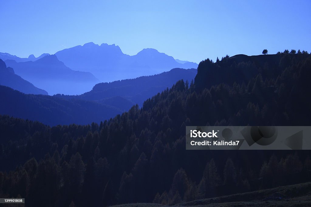 Montanhas Dolomitas com uma azul de pôr do sol - Royalty-free Anoitecer Foto de stock