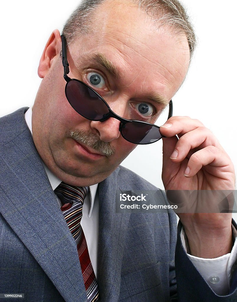 Sérieux Homme d'affaires prend des lunettes de soleil sur - Photo de Adulte libre de droits