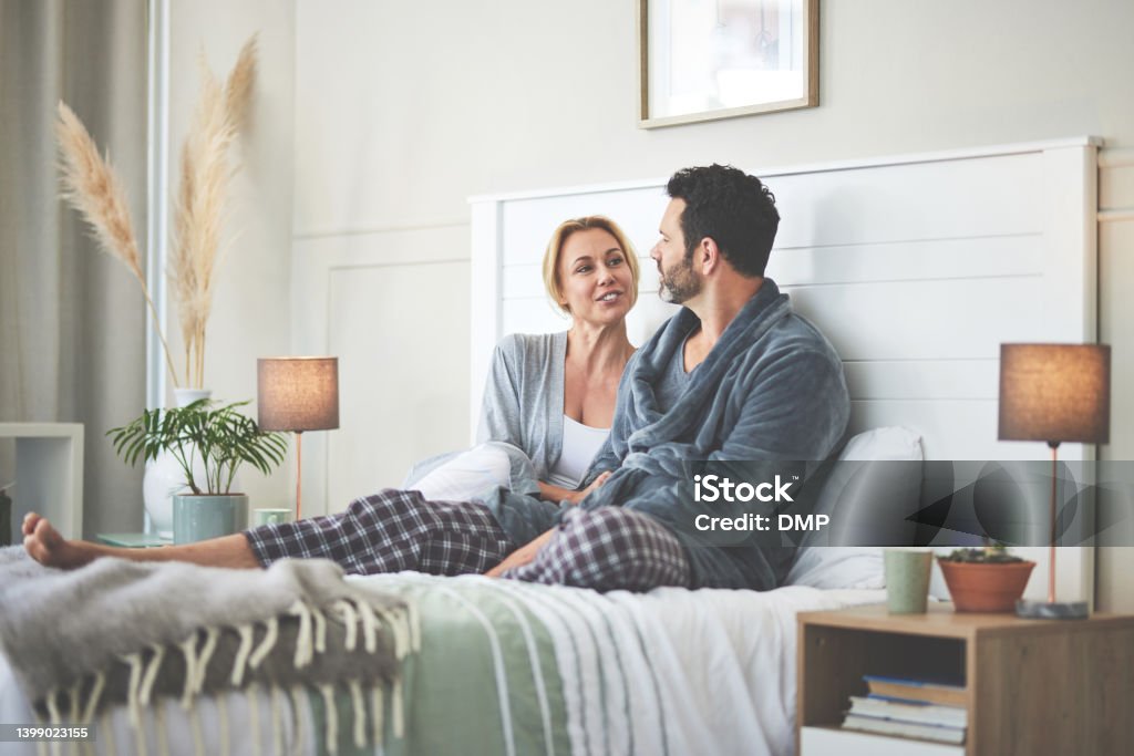 Una Pareja Hablando En La Cama En Casa Un Hombre Y Una Mujer Maduros Y Felices Enamorados Relajándose En El Dormitorio Y Charlando Durante La Mañana Foto de stock y más banco Una Pareja Hablando En La Cama En Casa Un Hombre Y Una Mujer Maduros Y Felices Enamorados Relajándose En El Dormitorio Y Charlando Durante La Mañana Foto de stock y más banco