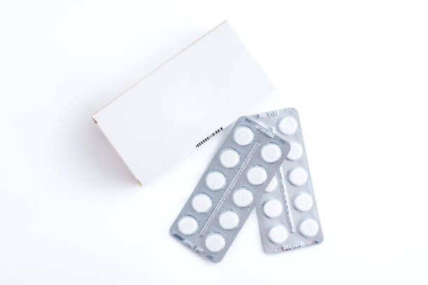 pacotes de bolhas de pílulas e uma caixa de papelão em branco no fundo branco - blister pack pill medicine healthcare and medicine - fotografias e filmes do acervo