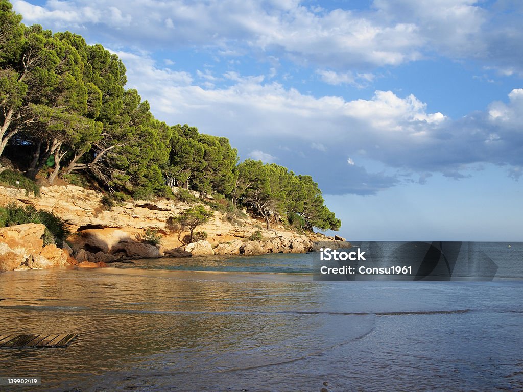 Pequeña playa de - Foto de stock de Costa dorada libre de derechos