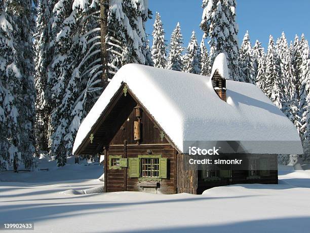 Blanco Navidad En Las Montañas Foto de stock y más banco de imágenes de Cabaña de madera - Cabaña de madera, Nieve, Casa