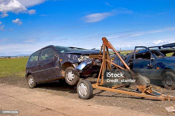 Carro Destroços 1 - Fotografias de stock e mais imagens de Abandonado - Abandonado, Acidente - Conceito, Acidente - Evento Relacionado com o Transporte