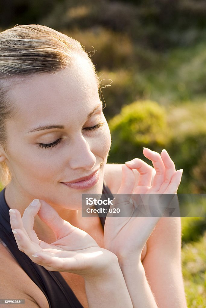 Mulher praticando yoga em close-up - Foto de stock de Adulto royalty-free