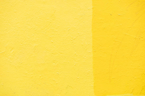textura de parede amarela. tinta amarela de fundo na parede. cor brilhante. - crackle - fotografias e filmes do acervo