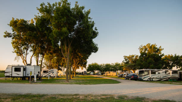 acampamentos de acampamento de trailers e estradas no parque - trailer park - fotografias e filmes do acervo