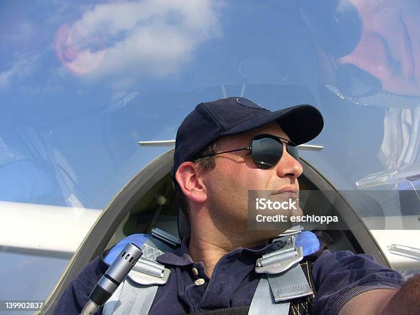 Glider Piloto 01 Foto de stock y más banco de imágenes de Piloto - Piloto, Planeador, Agarrar