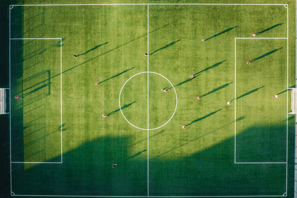 partido de fútbol sala. toma aérea - fiveaside fotografías e imágenes de stock