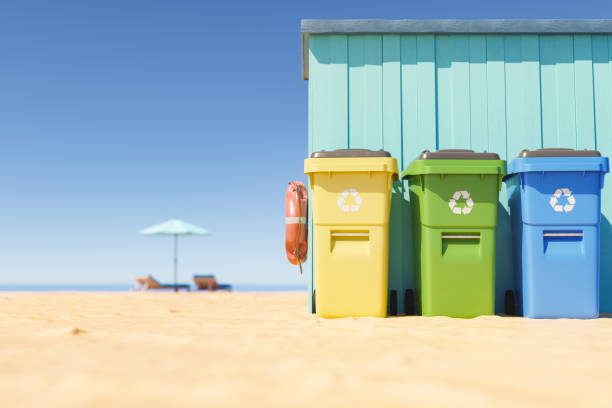 cestini per il riciclaggio sulla spiaggia sabbiosa - trash day foto e immagini stock