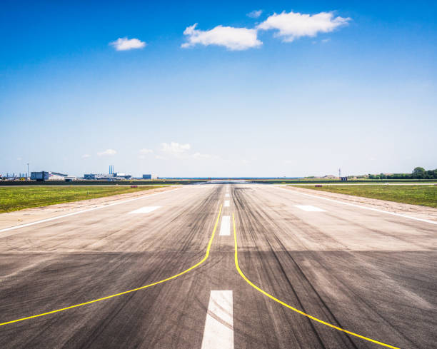 punto di vista del pilota - pista vuota davanti - runway airport airfield asphalt foto e immagini stock