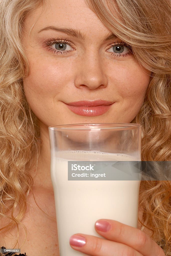 Fille avec du lait - Photo de Activité libre de droits