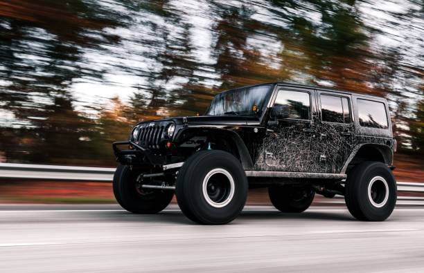 jeep wrangler на трассе - jeep wrangler стоковые фото и изображения