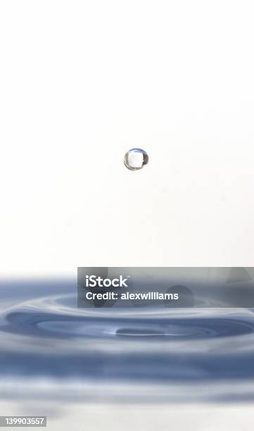 Foto de Água Droplet e mais fotos de stock de Abstrato - Abstrato, Acontecimentos da Vida, Azul