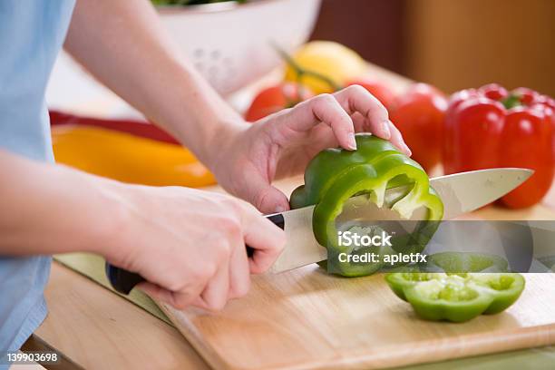 Insalata Per La Preparazione - Fotografie stock e altre immagini di Adulto - Adulto, Agricoltura, Alimento di base