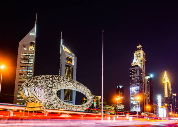 museum der zukunft bei nacht, westseite, sheikh zayed road, jumeirah emirates towers. - sheik zayed road fotos stock-fotos und bilder