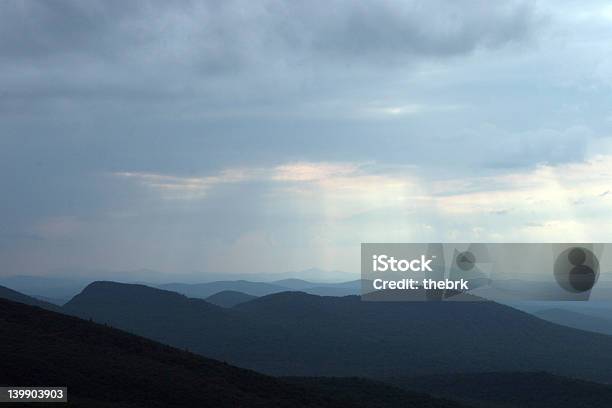 Photo libre de droit de Montagne Avec Ciel Nuageux banque d'images et plus d'images libres de droit de Automne - Automne, Chaîne de montagnes, Ciel couvert