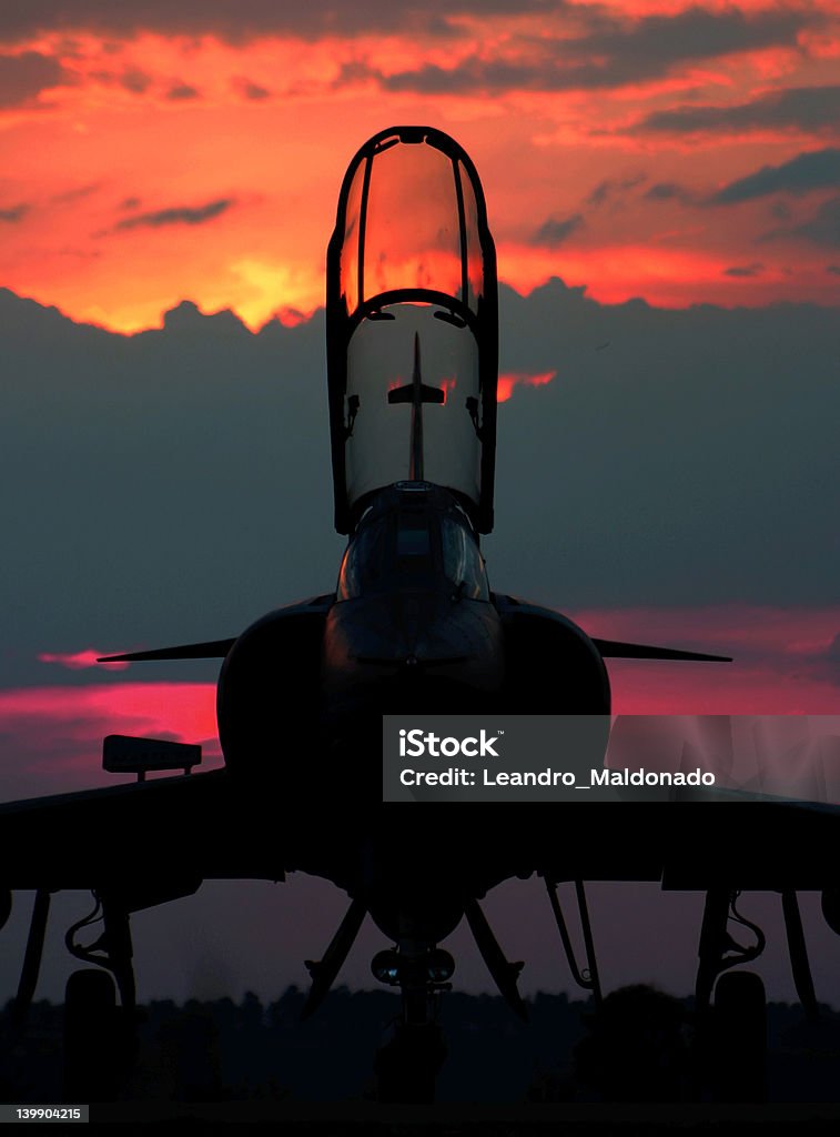 Mirage III ao pôr-do-sol - Foto de stock de Avião de Combate royalty-free