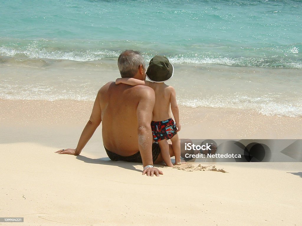 Nonno e nipote in spiaggia - Foto stock royalty-free di Abbracciare una persona