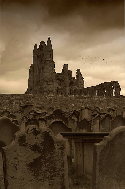 whitby abbey - uk cathedral cemetery day foto e immagini stock