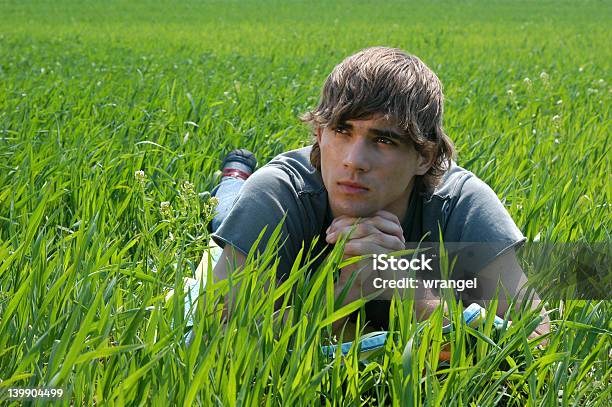 Photo libre de droit de Jeune Homme Sur Lherbe Verte banque d'images et plus d'images libres de droit de A la mode - A la mode, Adolescent, Adulte