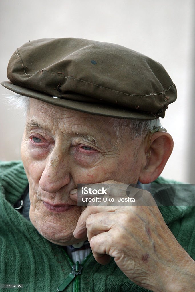 悲しむ老人男性 - シニア世代のロイヤリティフリーストックフォト