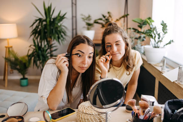 istock Friends put on make-up together 1399046798