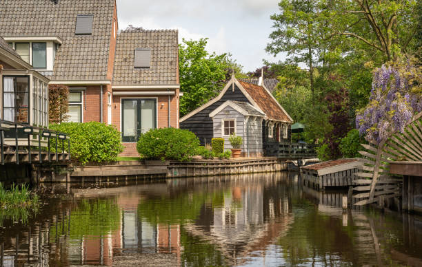 kanał w holenderskiej wiosce broek w waterland, popularnym miejscu turystycznym - waterland zdjęcia i obrazy z banku zdjęć