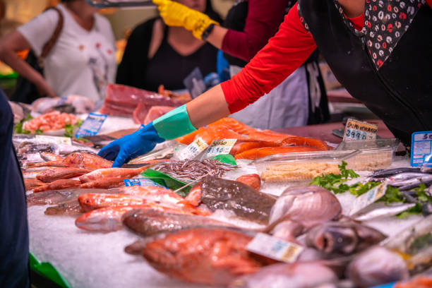 gran cantidad de marisco fresco en el mercado de pescado en barcelona, españa - tienda de pescados y mariscos de la boquería barcelona fotografías e imágenes de stock