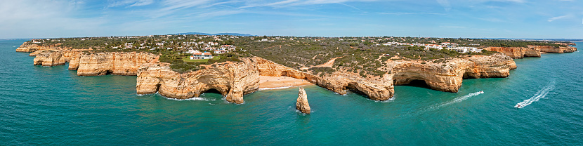 Panorama aéreo desde Praia do Carvalho cerca de Benagil en el Algarve Portugal photo