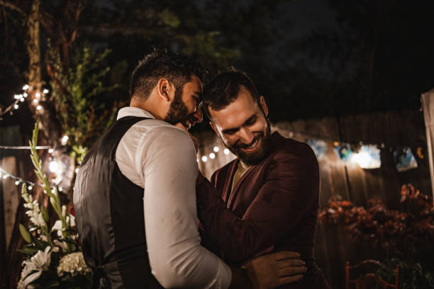 hombres homosexuales recién casados bailando por primera vez - armenian ethnicity fotografías e imágenes de stock