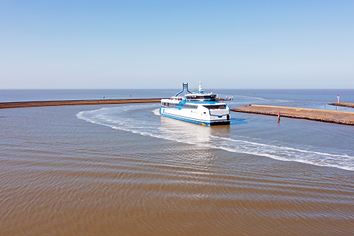 Ferry que llega al puerto desde Harlingen en Frisia, Países Bajos photo