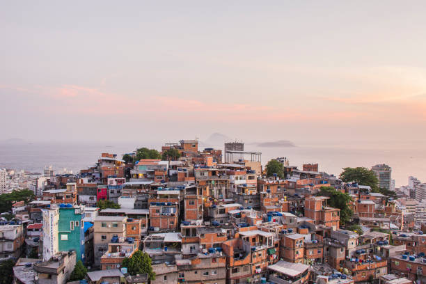 cantagalo favela à rio de janeiro, brésil - travel destinations hill landscape house photos et images de collection