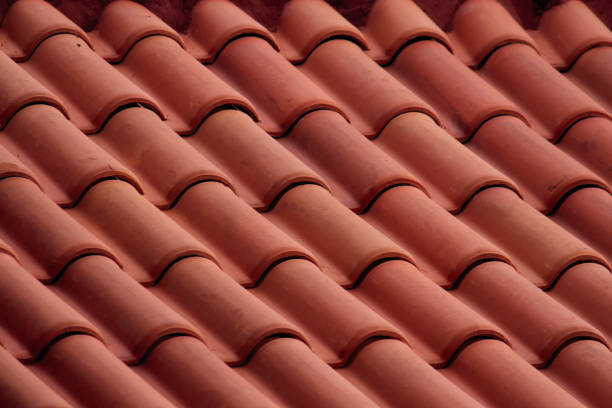 붉은 색의 미국 세라믹 타일로 덮인 새로운 지붕. - roof tile 뉴스 사진 이미지