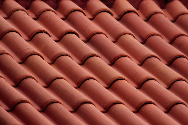 nowy dach, pokryty amerykańską dachówką ceramiczną w kolorze czerwonym. - shingled zdjęcia i obrazy z banku zdjęć