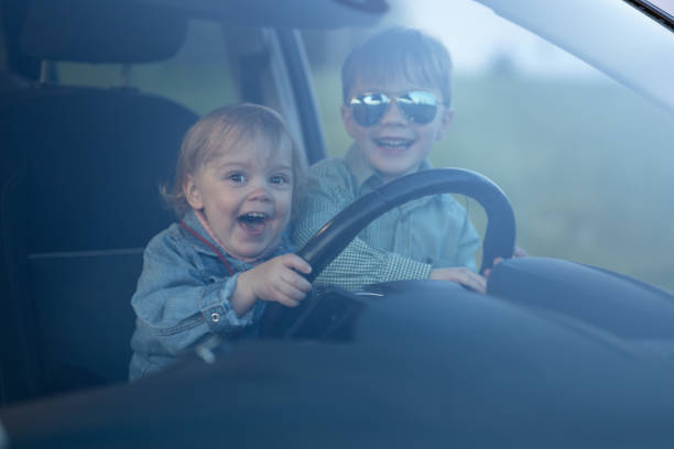 due bambini guidano un'auto - huckleberry finn foto e immagini stock