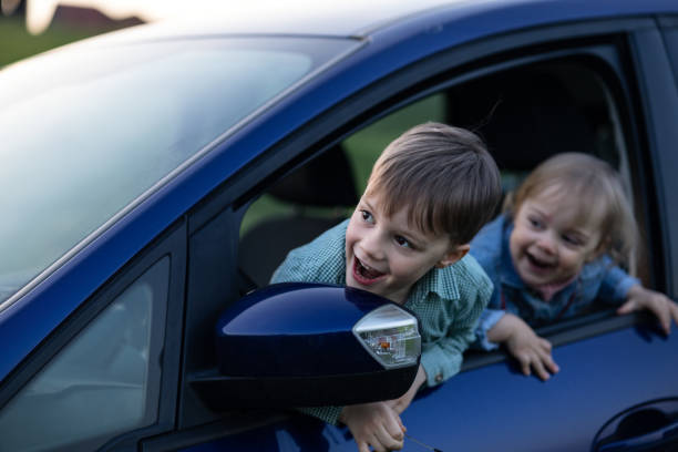 due bambini guidano un'auto - huckleberry finn foto e immagini stock