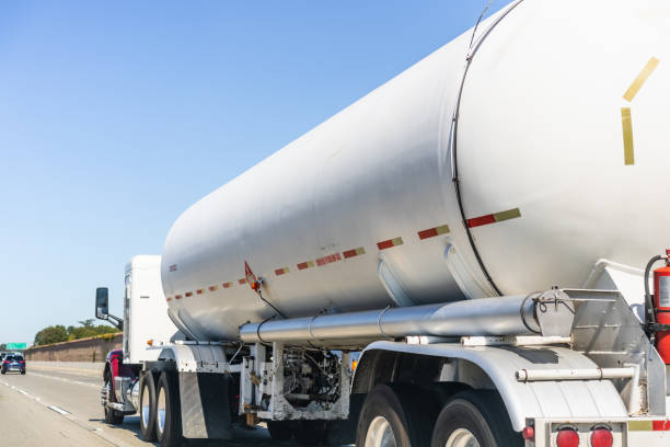 カリフォルニア州イーストサンフランシスコ湾の高速道路を走行する液化石油ガスを積載したタンクローリー - truck fuel tanker transportation mode of transport ストックフォトと画像