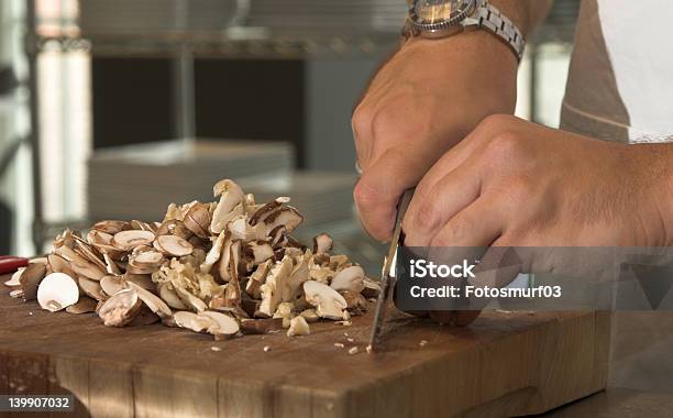 Picar Los Hongos Foto de stock y más banco de imágenes de Adulto - Adulto, Chef, Cocina comercial