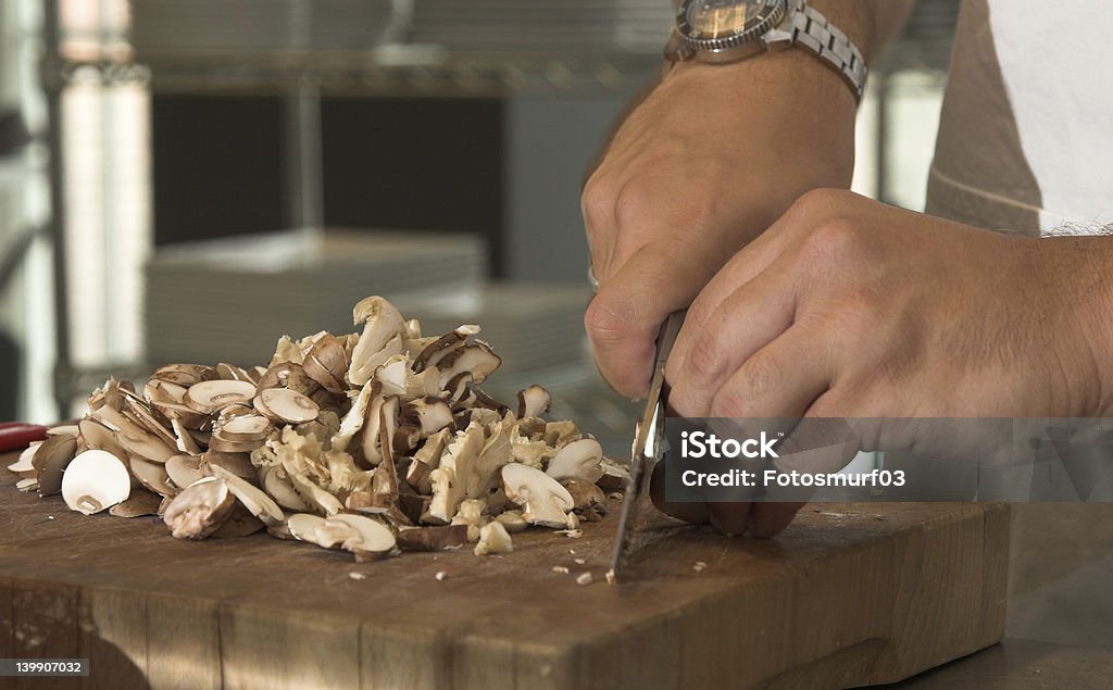 Couper les champignons - Photo de Adulte libre de droits