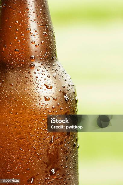 Garrafa De Cerveja - Fotografias de stock e mais imagens de Ao Ar Livre - Ao Ar Livre, Bebida, Bebida Alcoólica