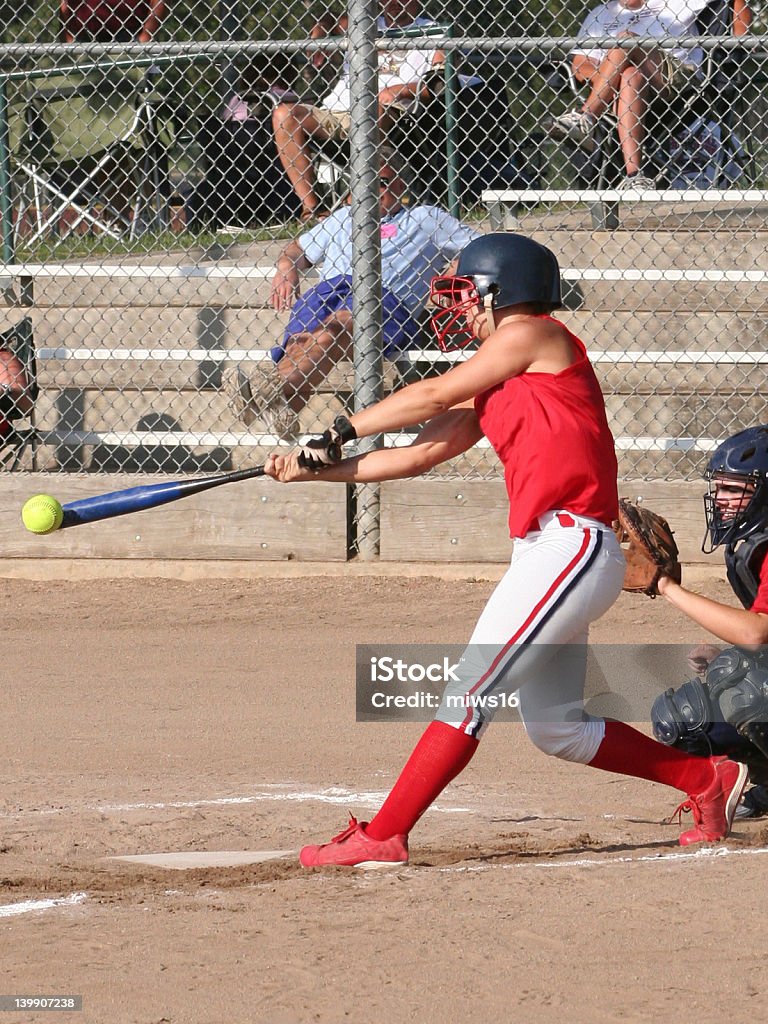 Softball Hitter faz contato! - Foto de stock de Softbol - Esporte royalty-free