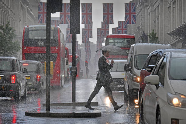 ロンドンの雨 - bus taxi london england double decker bus ストックフォトと画像