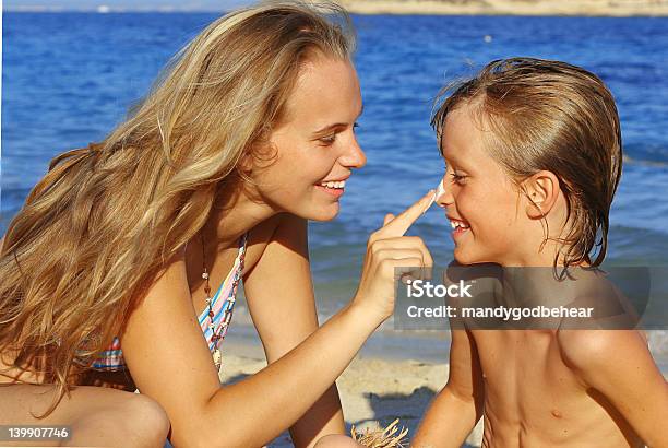 Sonnenschutz Siehe Unten Für Weitere Familie Und Beachbilder Stockfoto und mehr Bilder von Alleinerzieherin