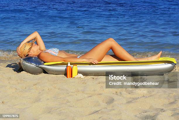 Sonnenschutz Stockfoto und mehr Bilder von Badebekleidung - Badebekleidung, Bikini, Eine Frau allein